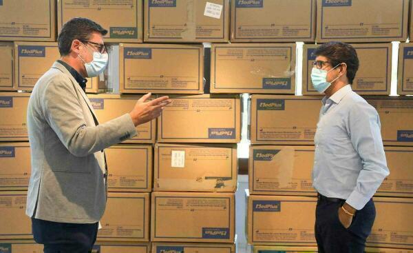 La Diputaci&oacute;n de Alicante, reparte guantes y mascarillas.