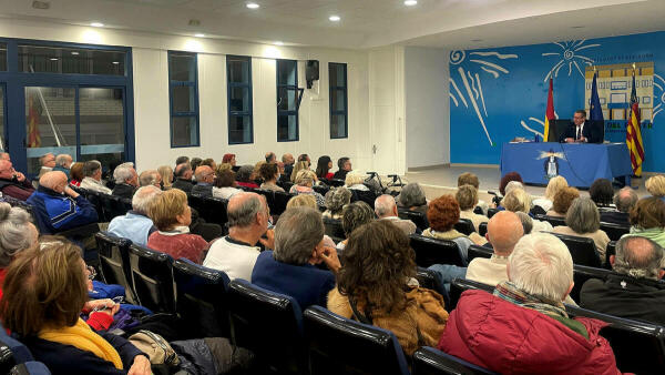 Toni Pérez inaugura el ciclo anual de conferencias de ‘El Faro de Alejandría’ hablando del Benidorm de 2030