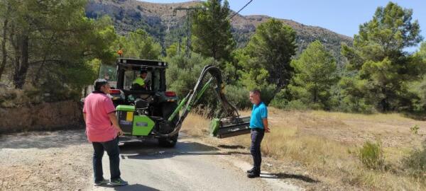 TRABAJOS DE LIMPIEZA Y DESBROCE EN LOS CAMINOS RURALES DE FINESTRAT PARA MEJORAR LA SEGURIDAD EN LA CIRCULACIÓN Y PREVENIR INCENDIOS FORESTALES 