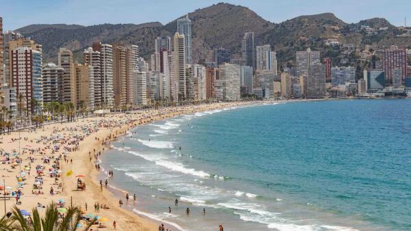 Benidorm incrementa los servicios de vigilancia, salvamento, socorrismo, limpieza, desinfección y atención en las playas 