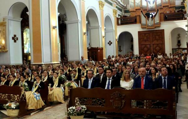 Una misa multitudinaria y una atronadora mascletà centran los primeros actos del día de la Mare de Déu