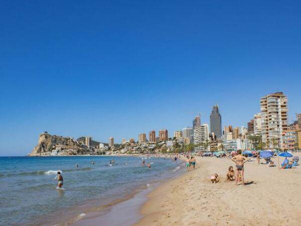 La playa de Poniente de Benidorm se ha quedado sin Bandera Azul, pero no pasa nada