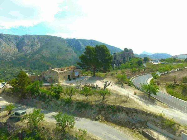 Masos inicia la plantación de sus primeras 5,5 hectáreas de viñedo en Guadalest 