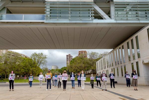 Minuto de silencio en Benidorm en memoria de la mujer asesinada ayer en Sagunto