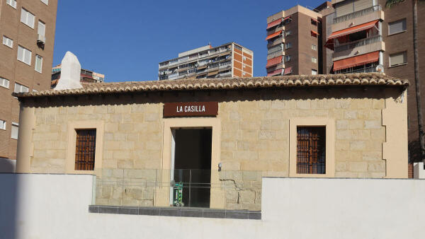 Una exposición en el Espai d’Art La Casilla rinde homenaje a las personas y entidades distinguidas con el ‘Ciutat de Benidorm’ 