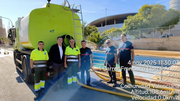 Benidorm reutiliza el agua de la piscina del parque de Bomberos para riego y baldeo 