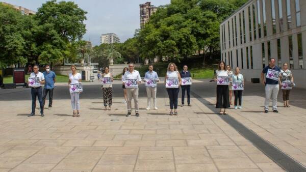 Minuto de silencio en Benidorm por la joven asesinada en Parla (Madrid)