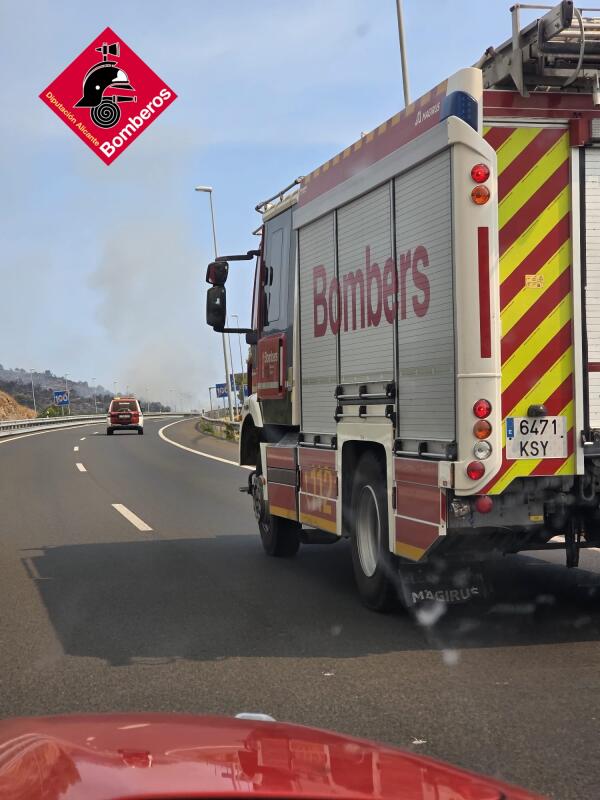 El Consorcio de Bomberos de Alicante env&iacute;a un dispositivo para ayudar en la extinci&oacute;n del incendio de La Vall d&rsquo;Uix&oacute; en Castell&oacute;n