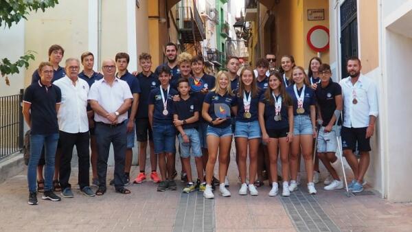 El alcalde y el edil de Deportes reciben al equipo de kayak-mar del Club Nàutic la Vila Joiosa tras conquistar numerosos éxitos en competiciones nacionales