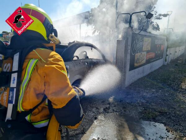 Incendio de vehículo en la N-332 a su paso por Alfaz del Pi.