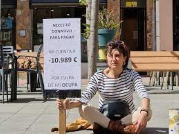 Mar, la propietaria que pide limosna en la calle por culpa de su okupa 