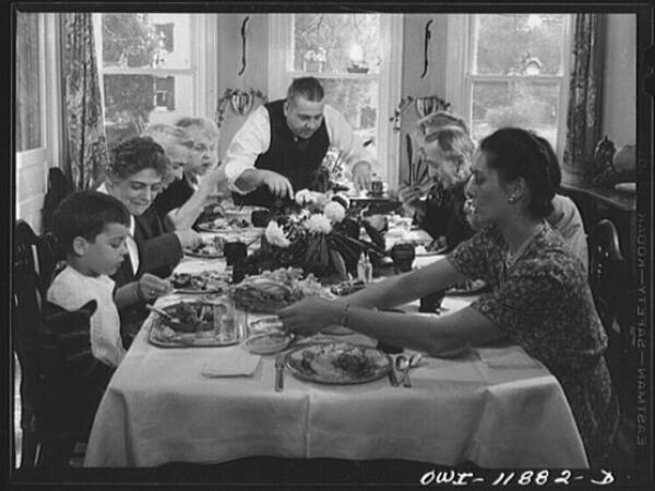 ¿Por qué se considera de mala educación comer con los codos sobre la mesa?