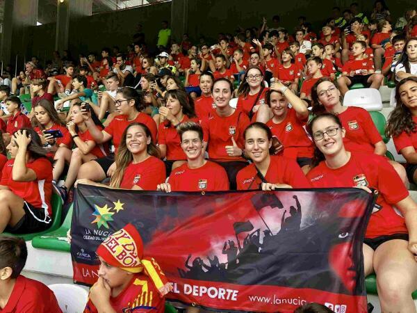 El f&uacute;tbol base nuciero disfrut&oacute; del entrenamiento de &ldquo;La Roja&rdquo; en Elche