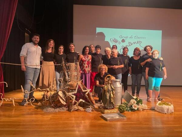 El grup de danses Centener presenta el  Calendari 2024 de tradicions i costumari viler