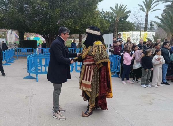 El Cartero Real visita Villajoyosa y recoge las cartas de los ni&ntilde;os y ni&ntilde;as en el Campamento Real de la Nadala