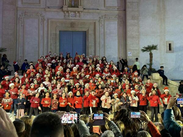 Los coros escolares y el encendido navideño abrieron la XII Feria de Navidad   