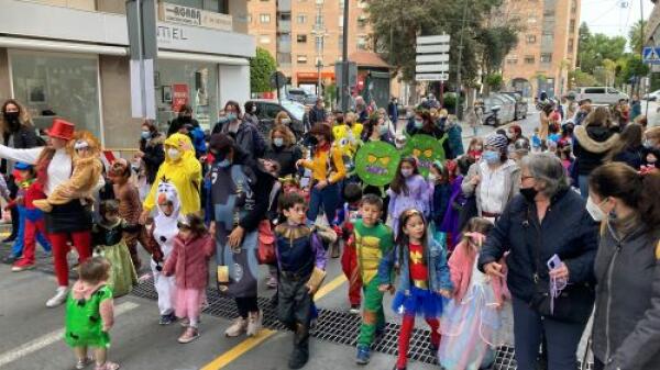 El desfile infantil devuelve el color y la alegría del Carnaval a las calles de la Vila Joiosa