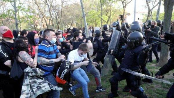 Cuatro detenidos y veinte policías heridos tras el ataque de los violentos en el mitin de Vox en Vallecas 