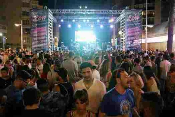 Benidorm &middot; Cerca de 3.000 personas dan la bienvenida al Low Festival en la Playa de Levante