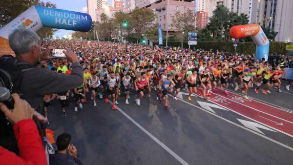 Ben Connor y Lily Partridge se imponen en una Benidorm Half que ha batido varios récords deportivos y de participación 