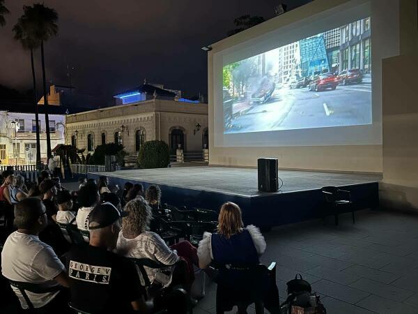 Cine bajo las estrellas con “Free Guy” ayer en la plaça dels Músics