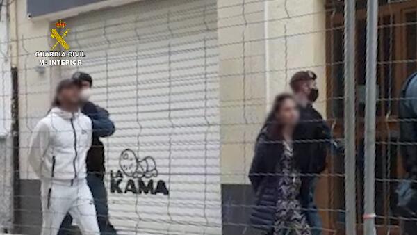 La Guardia Civil detiene en Ibi a tres personas que ocuparon ilegalmente dos viviendas utilizando una como almac&eacute;n de objetos robados.