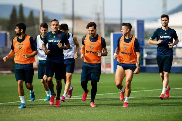 El Levante UD entrena  en La Nuc&iacute;a.