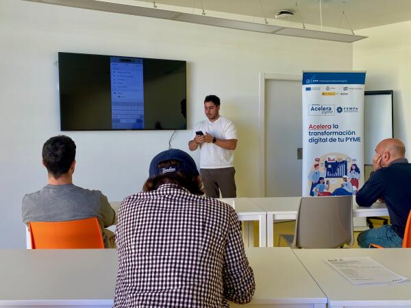 Lab_Nucia ha acogido la formaci&oacute;n &ldquo;Whatsapp Business&rdquo; para negocios esta ma&ntilde;ana 