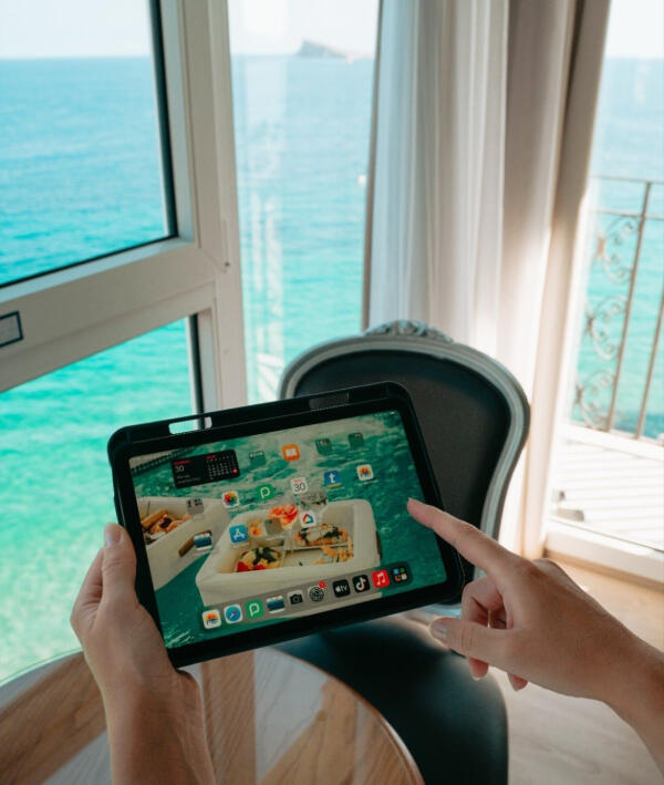  Los hoteles más culturales de la Costa Blanca y Gandía apuestan por la lectura digital para reducir el papel y acercar la prensa a sus huéspedes 