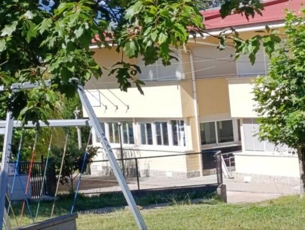 El colegio gallego que se resistía a poner la bandera de España en el mástil central, ha retirado todas las banderas.