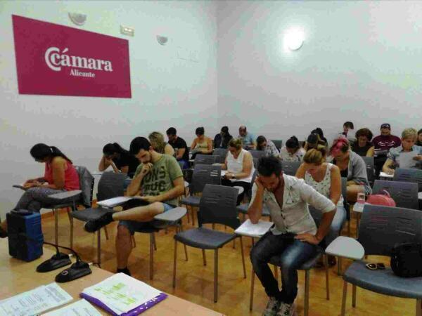 M&aacute;s de 35 personas realizaron la prueba de nivel del curso de ingl&eacute;s que organiza la concejal&iacute;a de juventud de Finestrat 