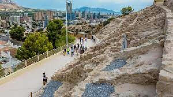 Cerca de 11.500 personas han visitado el Tossal de La Cala durante julio y agosto