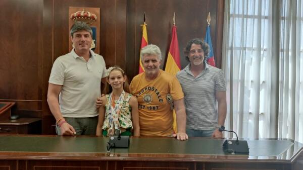 El Alcalde Marcos Zaragoza y el concejal de Deportes, Peyo Lloret, reciben a la nadadora vilera Cynthia Sánchez, campeona de España de salvamento y socorrismo  