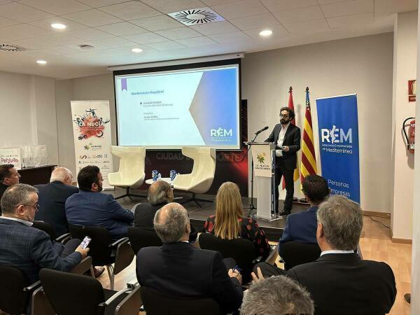 El director de “El Mundo” participa en un foro empresarial en La Nucía