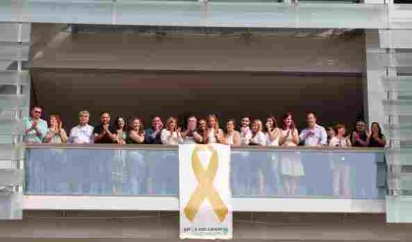 Benidorm · Un lazo dorado para encender la esperanza de los niños con cáncer