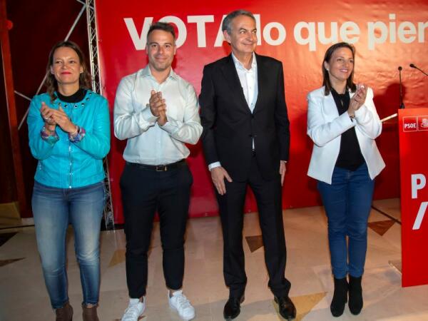 Cristina Escoda: “Mientras algunos están por las alturas, nosotros estamos con los pies en la tierra escuchando los problemas reales de los vecinos” 