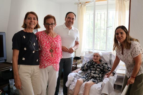 UNO DE LOS PRIMEROS EDIFICIOS TURÍSTICOS DE LA CALA LLEVA SU NOMBRE, "APARTAMENTOS MARÍA". HOY HA RECIBIDO LA FELICITACIÓN DEL ALCALDE JUANFRAN PÉREZ LLORCA