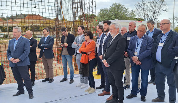 El Alcalde Marcos Zaragoza pone la primera piedra de la ampliaci&oacute;n de las instalaciones de la empresa tecnol&oacute;gica Kongsberg en Villajoyosa