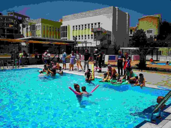 Comienzan los cursos de natación en la piscina municipal de Finestrat