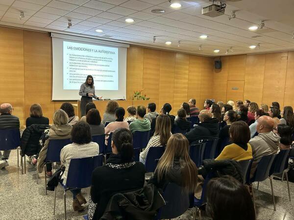 La Escuela de Familias trató la “Gestión Emocional en la familia” ayer por la tarde