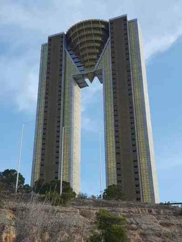 El rascacielos eterno de Benidorm: un 'ovni' amarillo de 200 metros de altura 