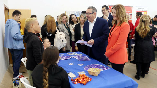 Cerca de 2.000 estudiantes de la Marina Baixa participan en la Feria Educativa y de Formación Profesional de Benidorm 