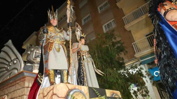 La Entrada Mora y Cristiana congrega alrededor de 10.000 de personas en las calles de Benidorm 