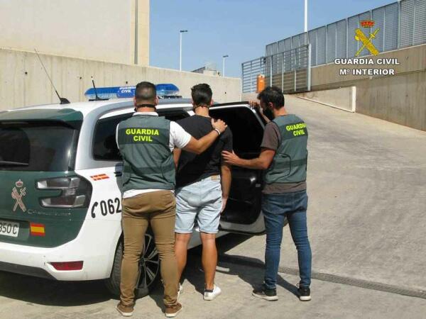La Guardia Civil detiene a dos estafadores en sendas actuaciones en Santa Pola