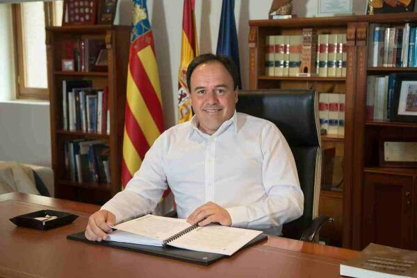 El alcalde llama a los jóvenes de Finestrat a inscribirse en el programa de Garantía Juvenil para ampliar las posibilidades de lograr un trabajo 