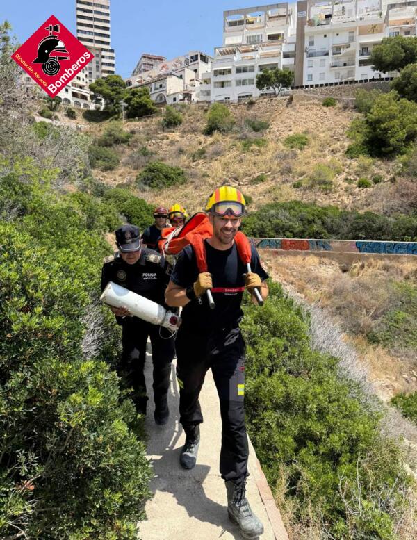 Rescate de un bañista en la Cala de la Almadrava (Benidorm)