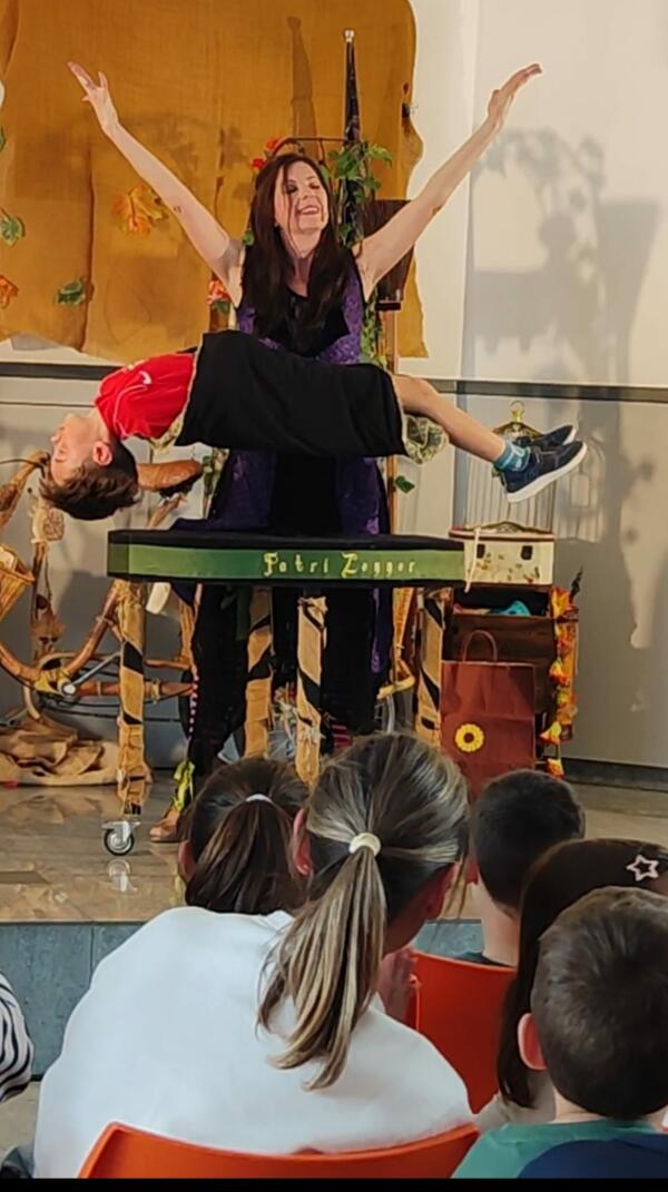 Lleno total en el Centro Social Pinar con la magia de Patri Zenner 