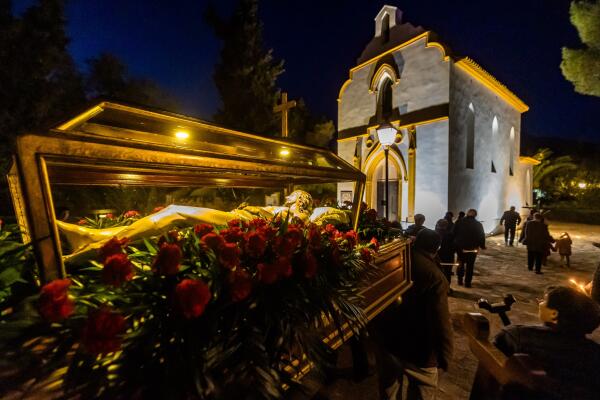 Solemne Procesi&oacute;n de Viernes Santo por las calles del casco hist&oacute;rico de Finestrat y el Castell