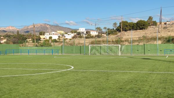 El Ayuntamiento de la Vila renueva el césped del campo de fútbol 7 de la Ciutat Esportiva José Lloret Pérez ‘Calsita’