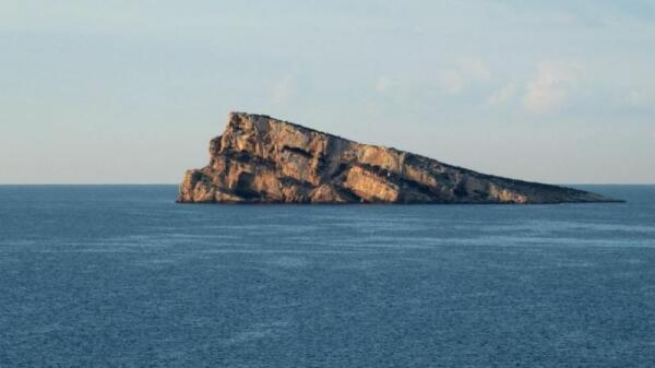 La isla sin habitantes y con fondos marinos increíbles para hacer esnórquel en Benidorm